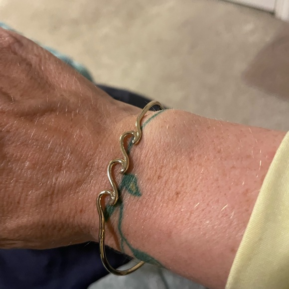 Jewelry - Elegant Gold Wave Bracelet